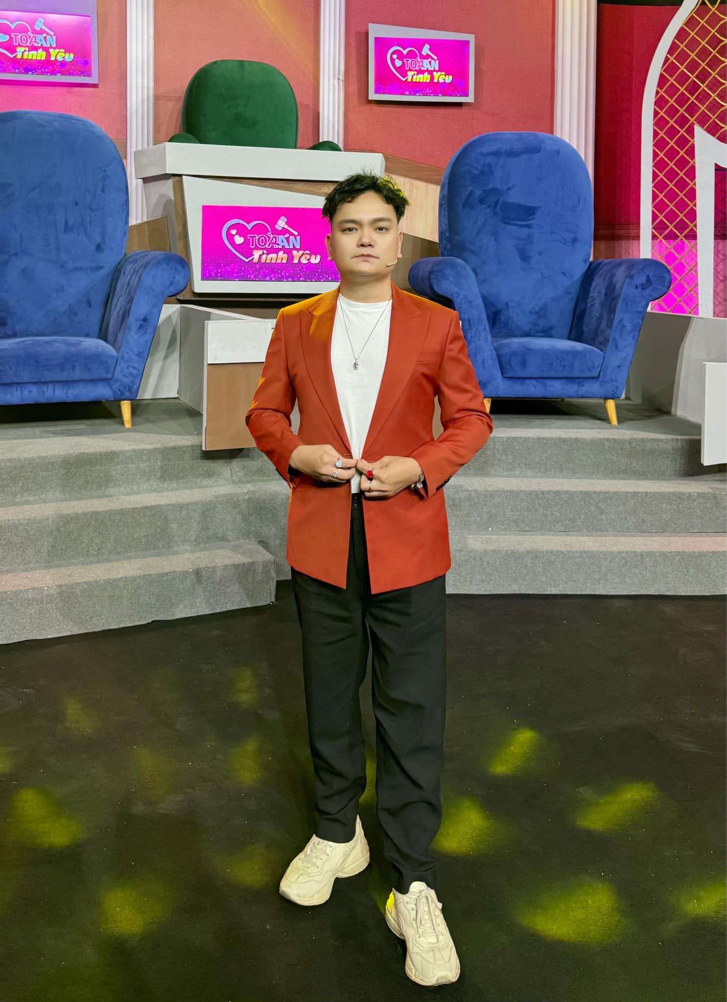 Diễn viên Trịnh Tú Trung trong trang phục áo blazer màu đỏ tươi lạ mắt của Mon Amie tham gia show Toà Án Tình Yêu